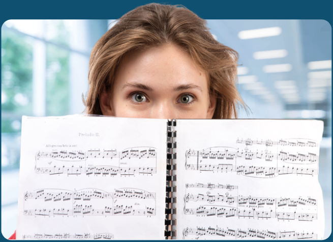 Rostro femenino leyendo una partitura